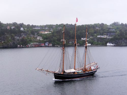 Bergen : voilier dans le port