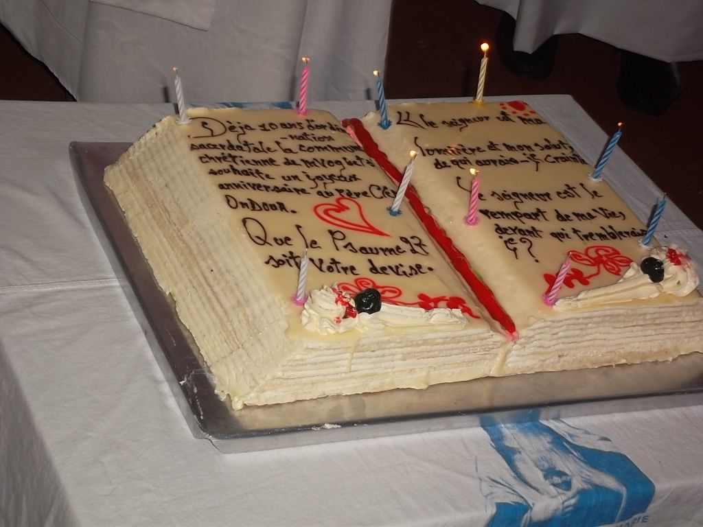 Images Gateau Special Anniversaire 10ans D Ordination Sacerdotale Du Pere Clement Jeunes De Mvog Betsi