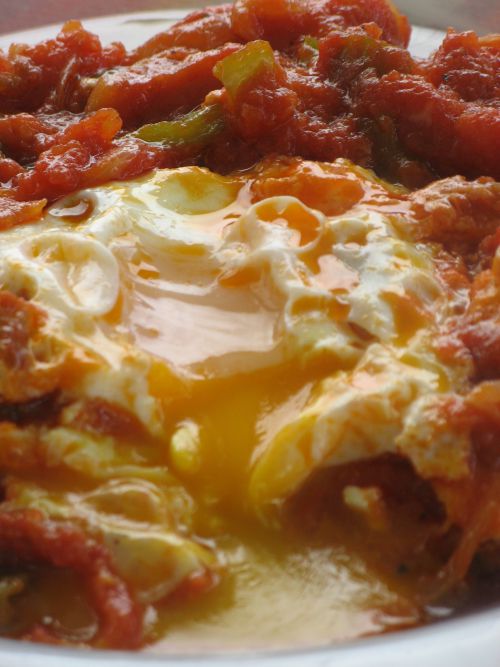 Shakshuka ou Oeufs pochés à la sauce tomate