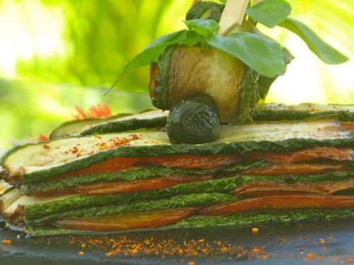 Mille feuilles à la courgette, tomate et basilic