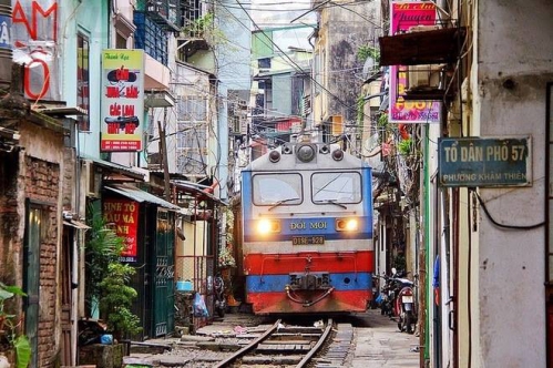 The Backyard Trains of Hanoi 01.jpg