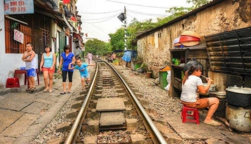 The Backyard Trains of Hanoi 06.jpg