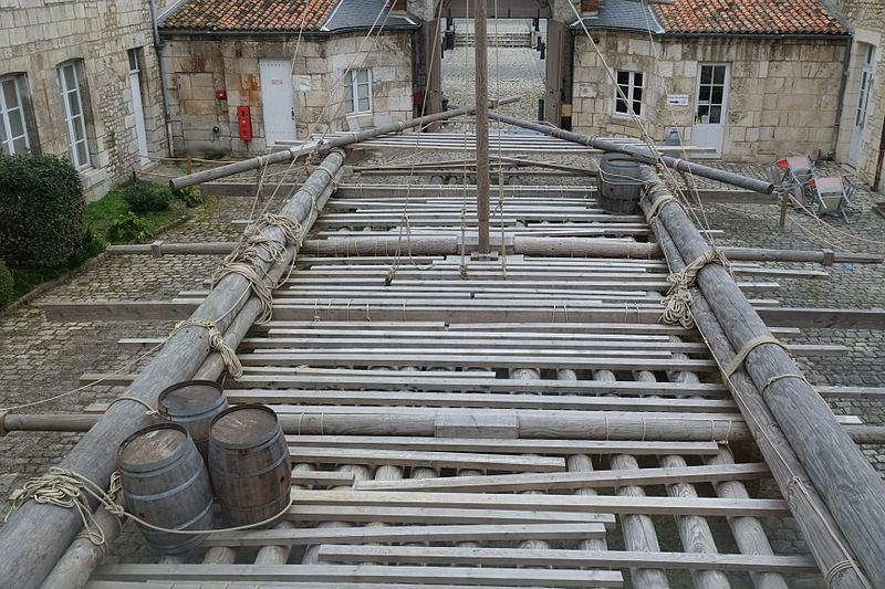 Radeau de la Méduse reconstitué à l'échelle 1 visible dans la cour du musée de la Marine à Rochefort..jpg