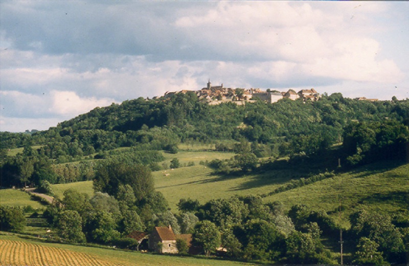 Flavigny en venant d'Alise-Sainte-Reine.jpg