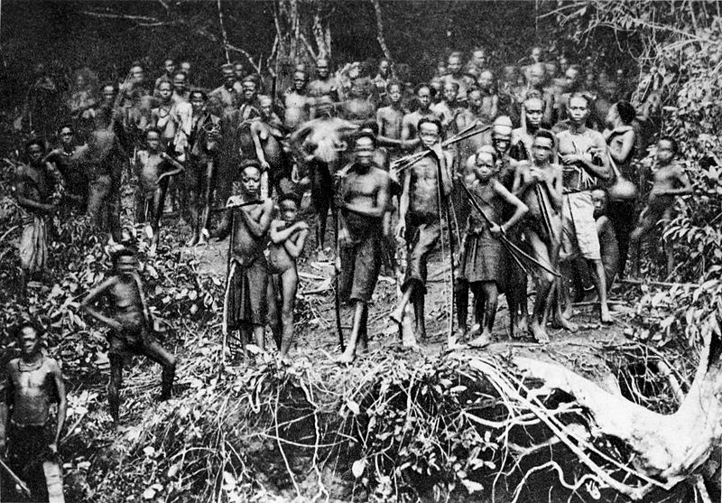 Villageois rassemblés au passage du Roi des Belges à Sankuru en 1888..jpg