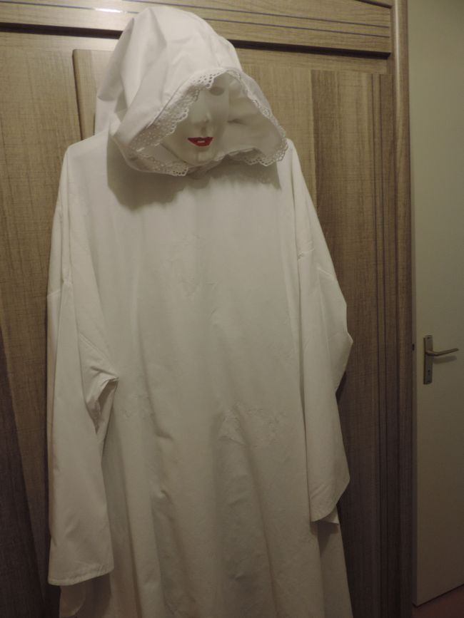 Pour Halloween dernier, voilà le costume de fantôme que je me suis fait. Une broderie anglaise borde le tour de la capuche.