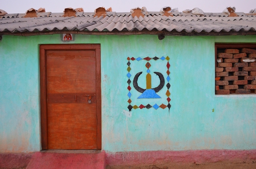 Small DSC_1149 Symbole Baradeo peint sur maison Gond.jpg