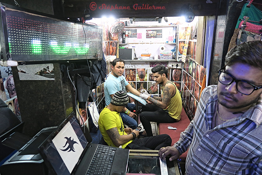 IMG_9125 Booth tatoueur Palika bazar Delhi 2016 Small.jpg