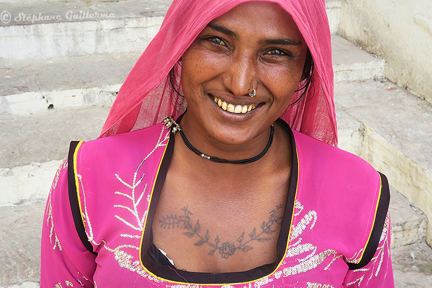 IMG_0001 Sinduri Devi - Tattoo poitrine fleurs et paons - Kalbelia - Pushkar - Rajasthan SMALL.jpg