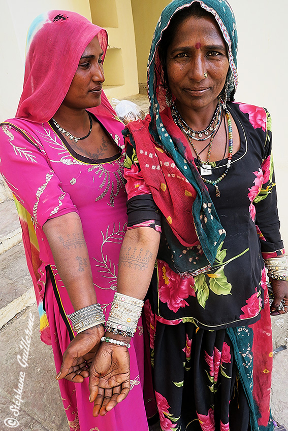 IMG_0015 Sinduri Devi et copine - Tattoo bras paons et noms - Kalbelia - Pushkar - Rajasthan SMALL.jpg