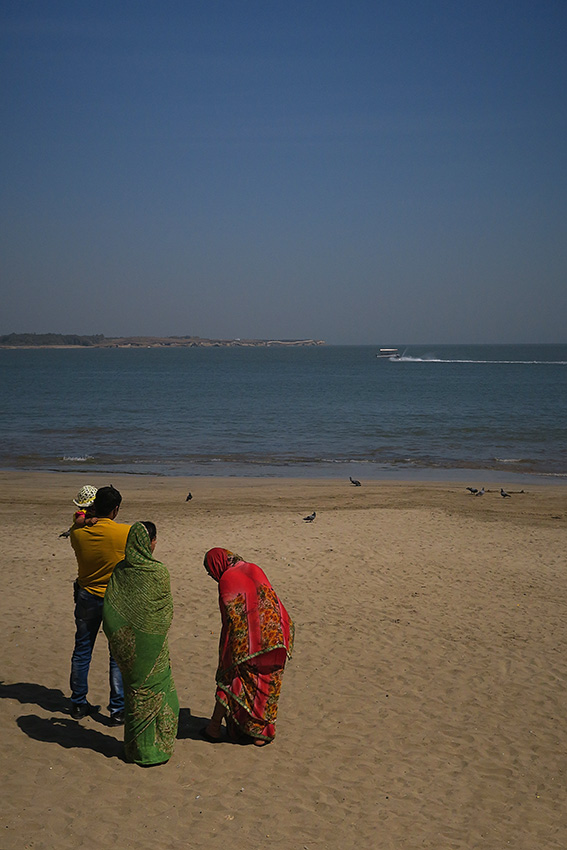 IMG_1191 Famille indienne Nagoa beach Diu Small.jpg