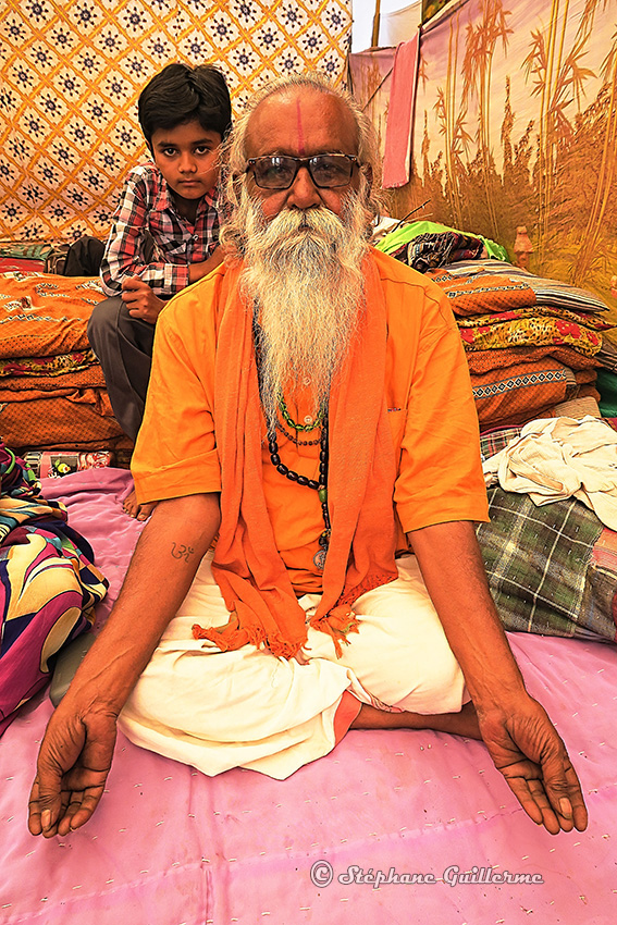 IMG_2085 Guruji et son petit-fils Junagadh Small.jpg