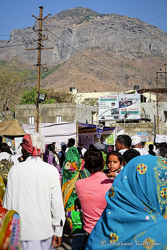 IMG_2232 Pèlerins et Mont Girnar Junagadh Small.jpg