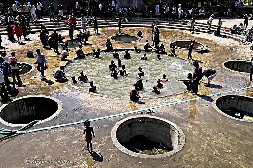 IMG_2799 Bain sacré Shiva ratri Junagadh Small.jpg