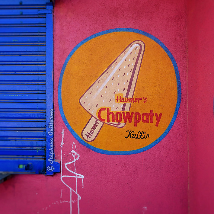IMG_3732 Pub peinte Chowpaty beach Porbandar Small.jpg