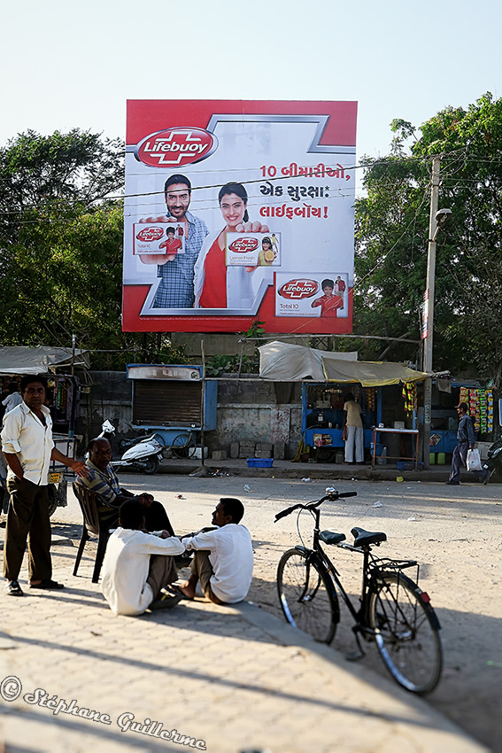 IMG_3758 Hoarding Lifebuoy soap Ajay Devgan et Kajol Porbandar Small.jpg