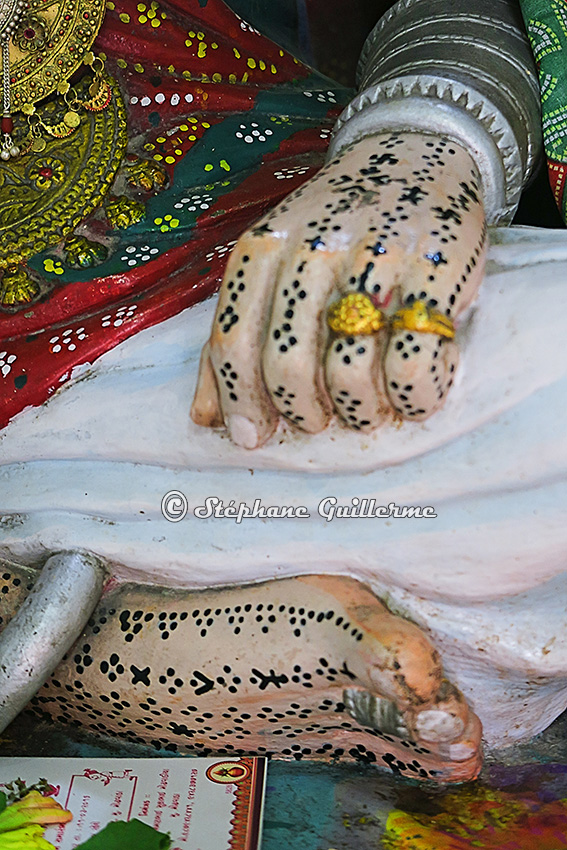 IMG_3402 Statue Lirbai JI at Lirbai JI temple Modhwada Small.jpg