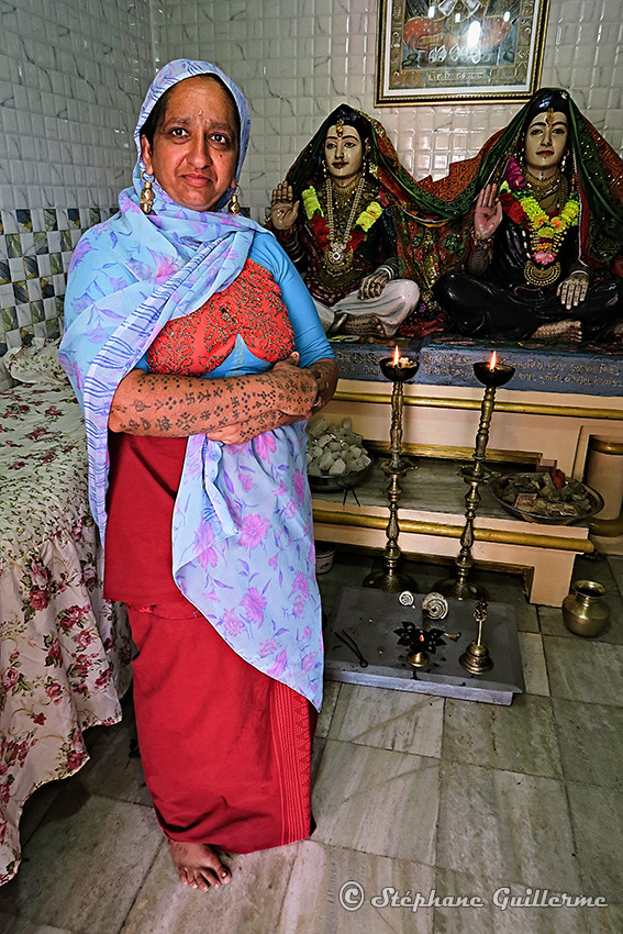 IMG_3406 Femme Maher dans mandir Lirbai Ji Modhwada Small.jpg