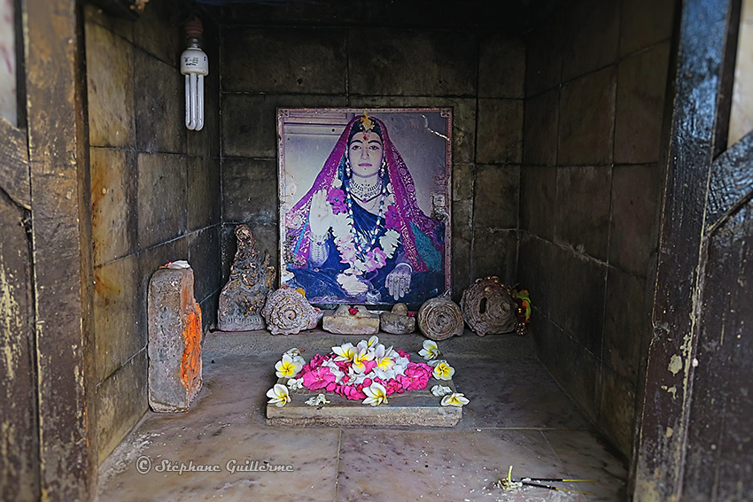 IMG_3417 Petit mandir de Sonbai at mandir Lirbai Ji Modhwada Small.jpg