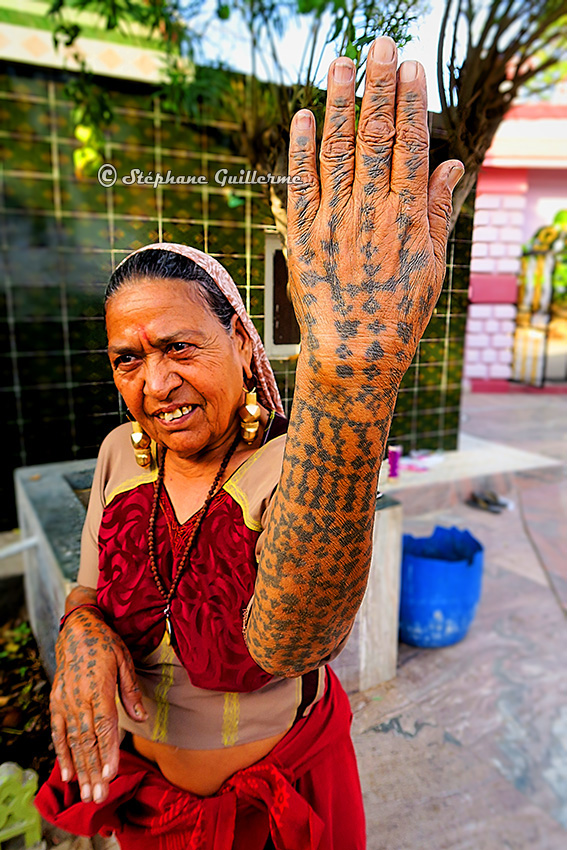 IMG_3515 Femme Maher Tatouages Lirbai Ji mandir Sisli Small.jpg