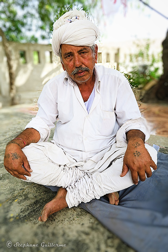 IMG_3375 Tatouages mains Homme Maher Lirbai Ji Mandir  Kinder Kheda Small.jpg