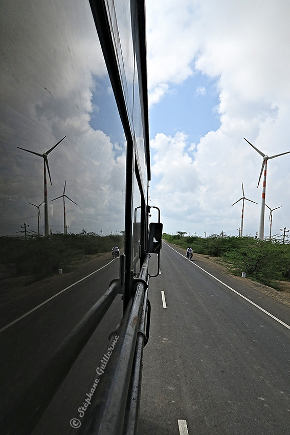 IMG_3903 Paysage éoliennes depuis le bus pour Dwarka Small.jpg