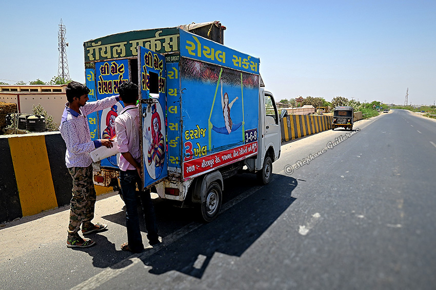 IMG_5267 Camion collage affiche cirque Vers Bhuj Small.jpg