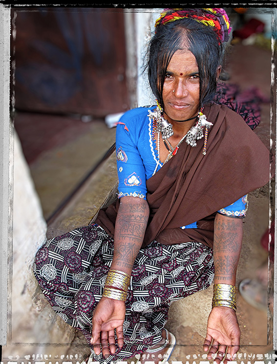 Blog 30x40 cms Tattoo Tribal TT 16 femme Lambani vers Devadurga.jpg