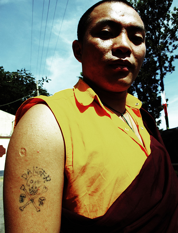 Blog 30x40 cms Tattoo Mela TP 10 Moine du Bhoutan à Bylakuppe.jpg