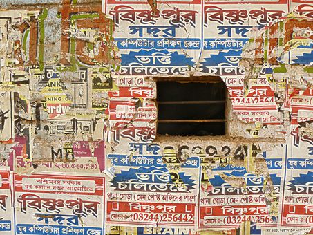Maison couverte d'affiches Bishnupur - Ouest Bengale
