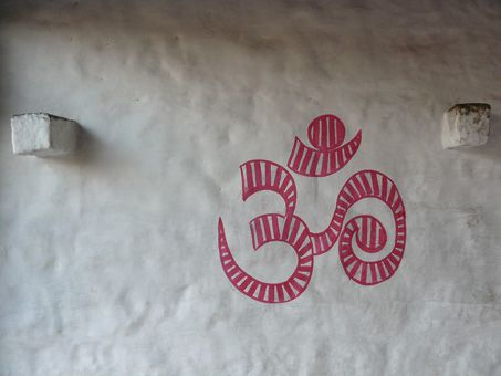 Aum peint au mur dans petit temple Hanuman Badami