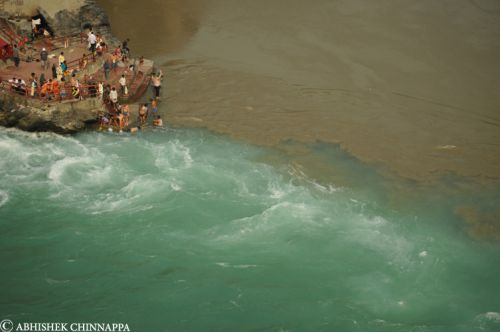 People bathes at the confluence of the Baghirathi and the Alaknanda rivers during the Kumbh mela - Deoprayag