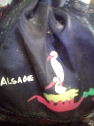 cigogne embleme de l Alsace sur robe de poupée folk