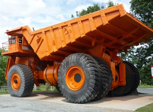 Lectra_Haul_giant_mining_truck_in_Asbestos_Quebec[1].jpg