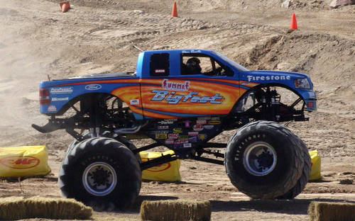 monster_truck_drag_racing_bigfoot_4x4_wallpaper-wide[1].jpg