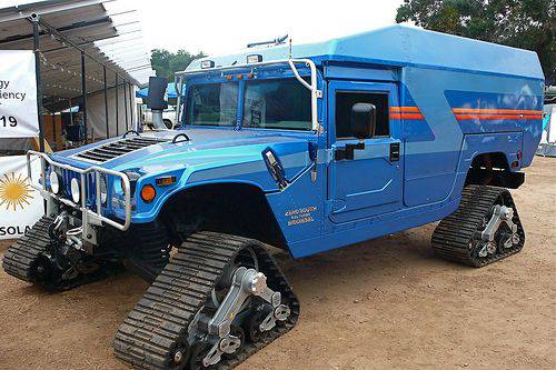 zero-south-builds-a-biodiesel-hummer-monster-truck-with-tracks[1].jpg