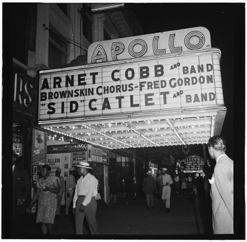 611px-View_of_the_Apollo_Theatre_marquee_New_York_N.Y._between_1946_and_1948_(William_P._Gottlieb_00141).jpg
