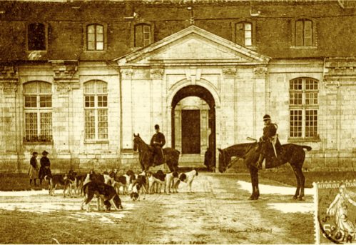 La meute devant le chateau vers 1900.png