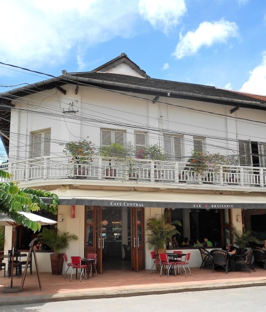 https://static.blog4ever.com/2012/11/719673/cafe-central-siem-reap-exterior-2_03.jpg