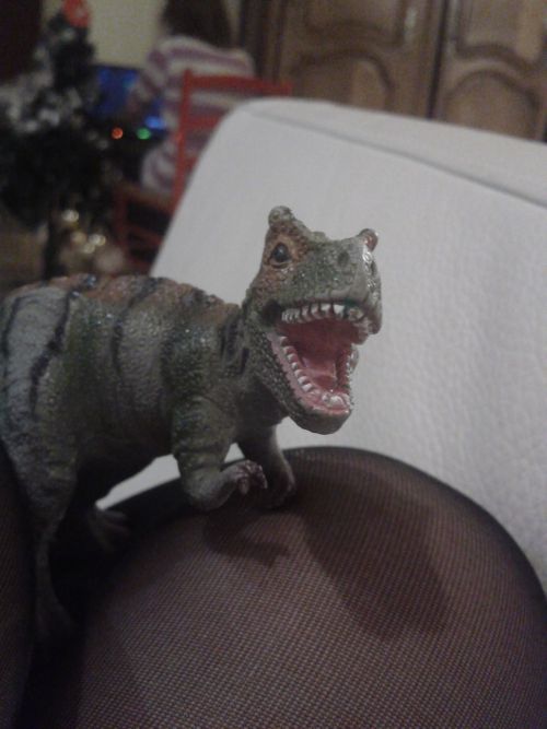 D I N O S A, U R a dinosaur !