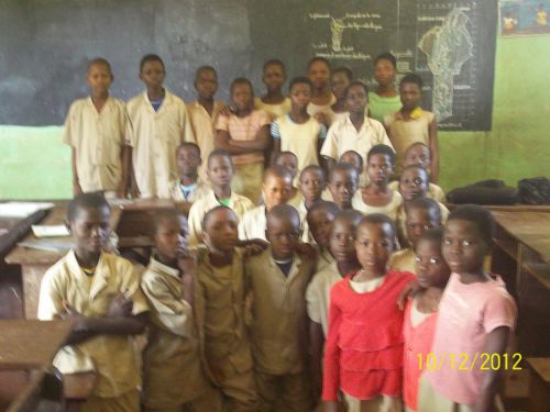 les élèves de la classe du CM2 dassa-zoumé en séance de sensibilisation avec AREM