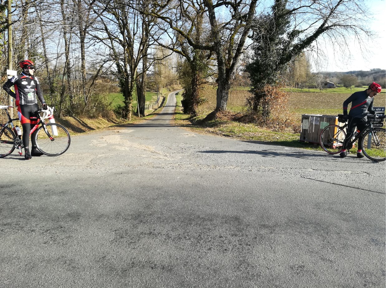 Km 68, pause technique après la longue bosse en direction de Bazouges.