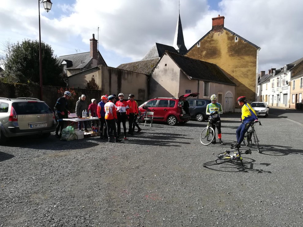 Le troisième ravito au km 90 à Savigné sous le Lude