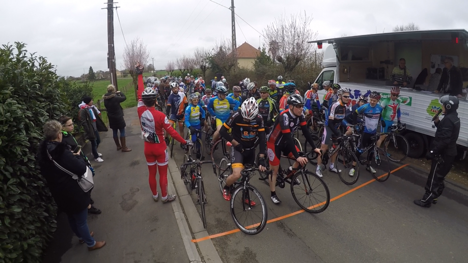 Les D4, un Mik en pleine concentration malgré les souvenirs de sa jeunesse qui remontent en tête avec l'adrénaline de cette ligne de départ