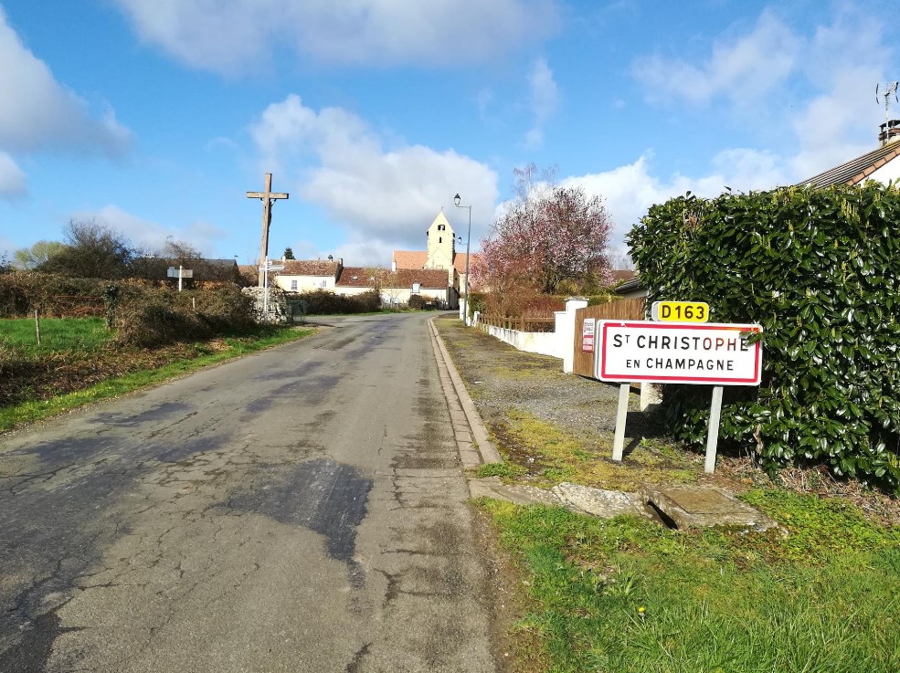 Bienvenue chez moi ! Le champagne est de trop (je ne bois pas d'alcool) par contre le St me va très bien ! Pas de commentaire svp ! lol