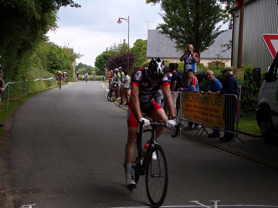 Le champion Sarthois FSGT D5 2019 passant la ligne est Suzerain et du CCS pour un an !

Bravo Titi, j'étais certain que tu allais remporté cette course dès notre reconnaissance de circuit 7 jours avant
( Arnaud )