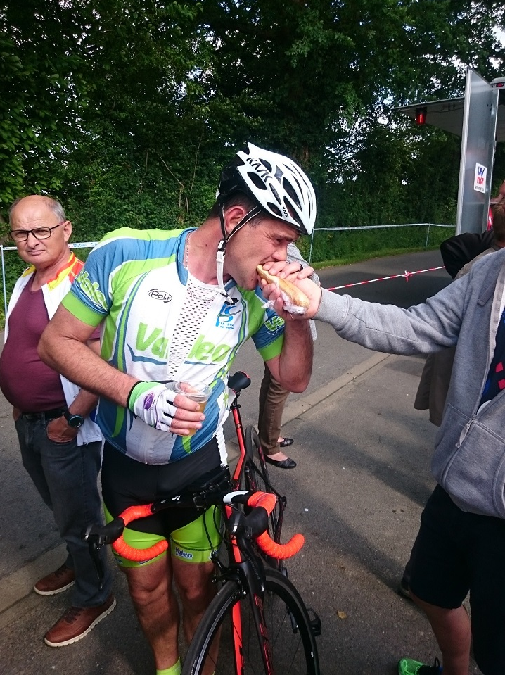 10 secondes après avoir bâché, Bourghi dévore le sandwich à Nono C et avale sa bière pour décompresser après cette course de dingue derrière des mobylettes....