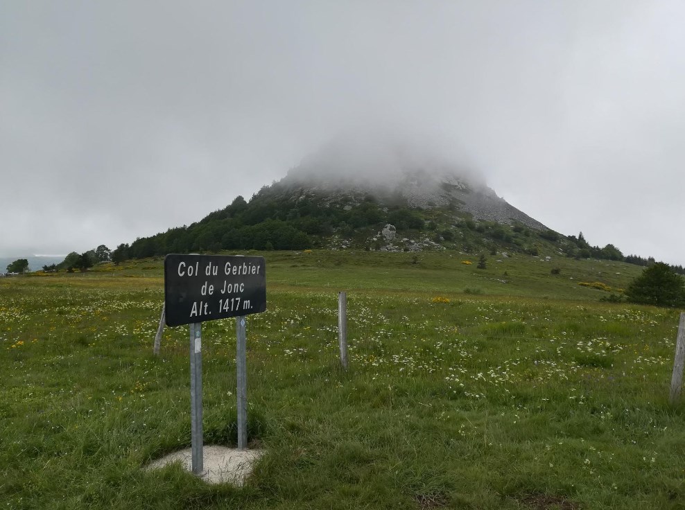 La source de la Loire noyée dans les nuages...