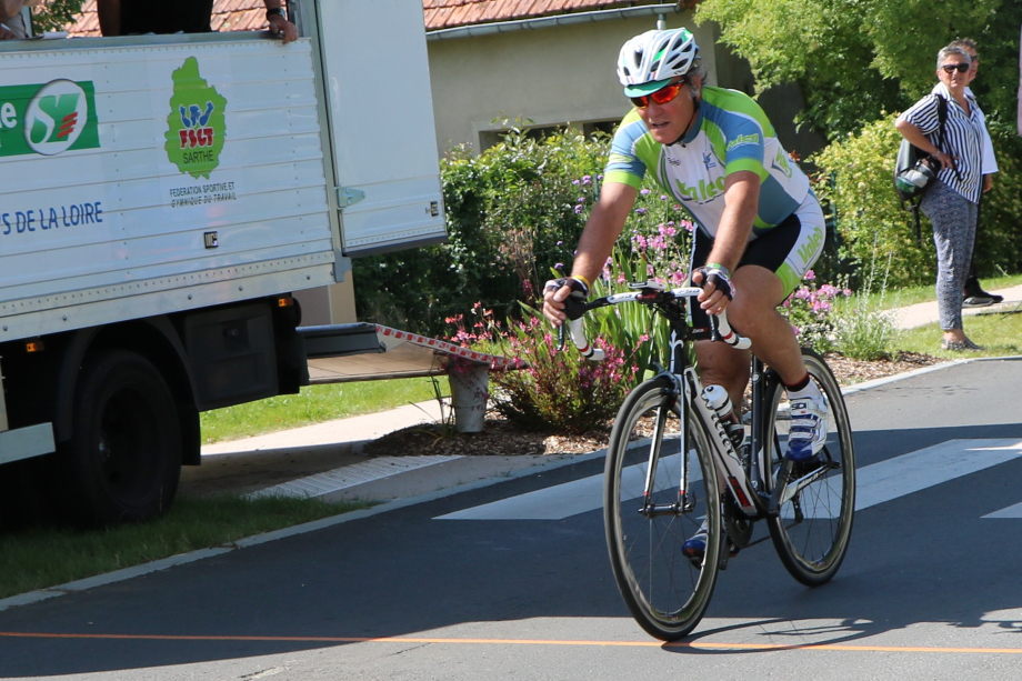 Michel beslant sur son velo