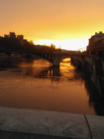 Lundi matin ensoleillé, début Décembre, Paris...